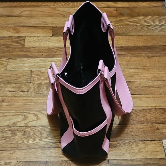 Betty Boop Black and Pink Heart Shoulder Bag - Picture 4 of 7